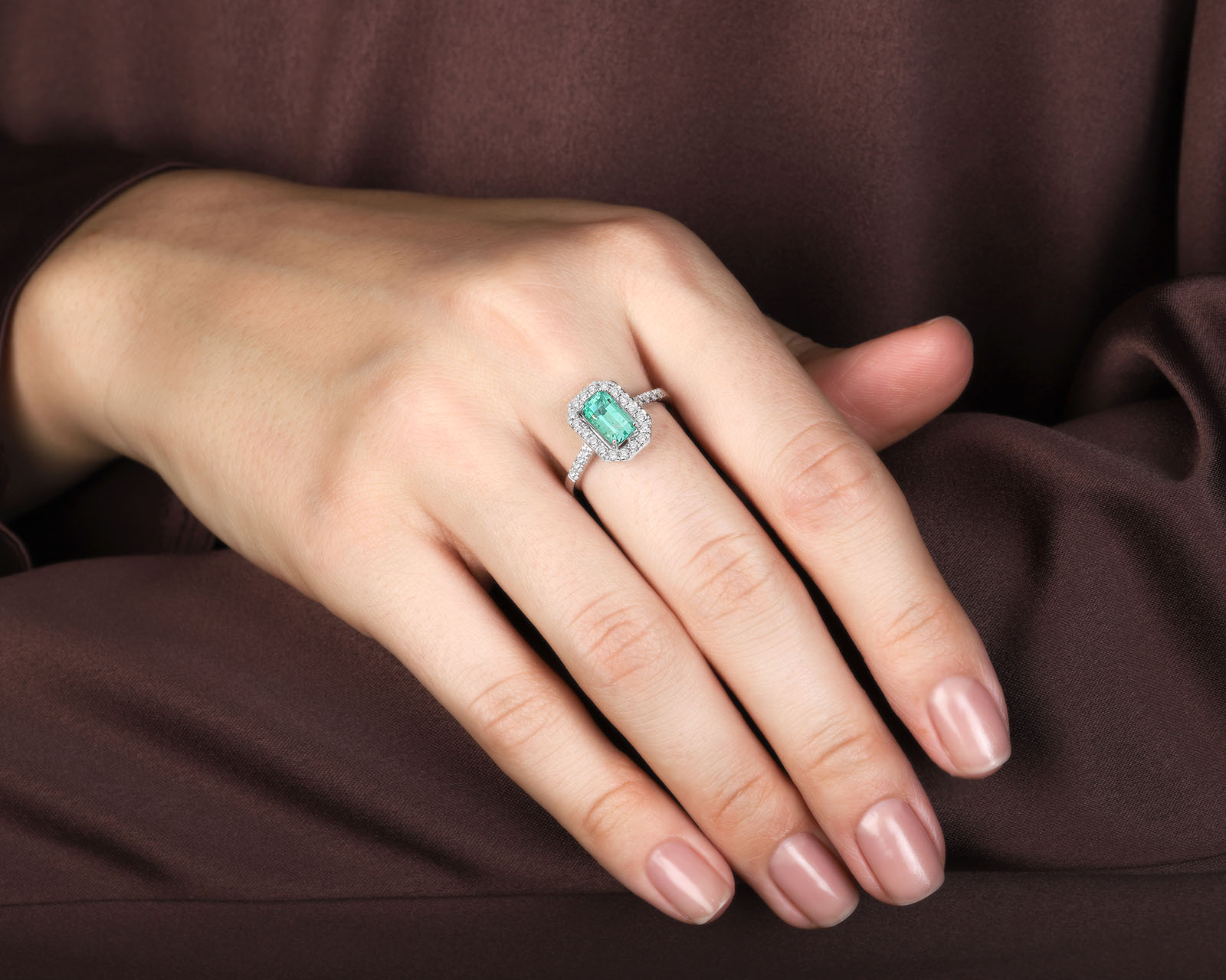 Золотое кольцо с изумрудом Урал 1.09ct и бриллиантами 0.40ct