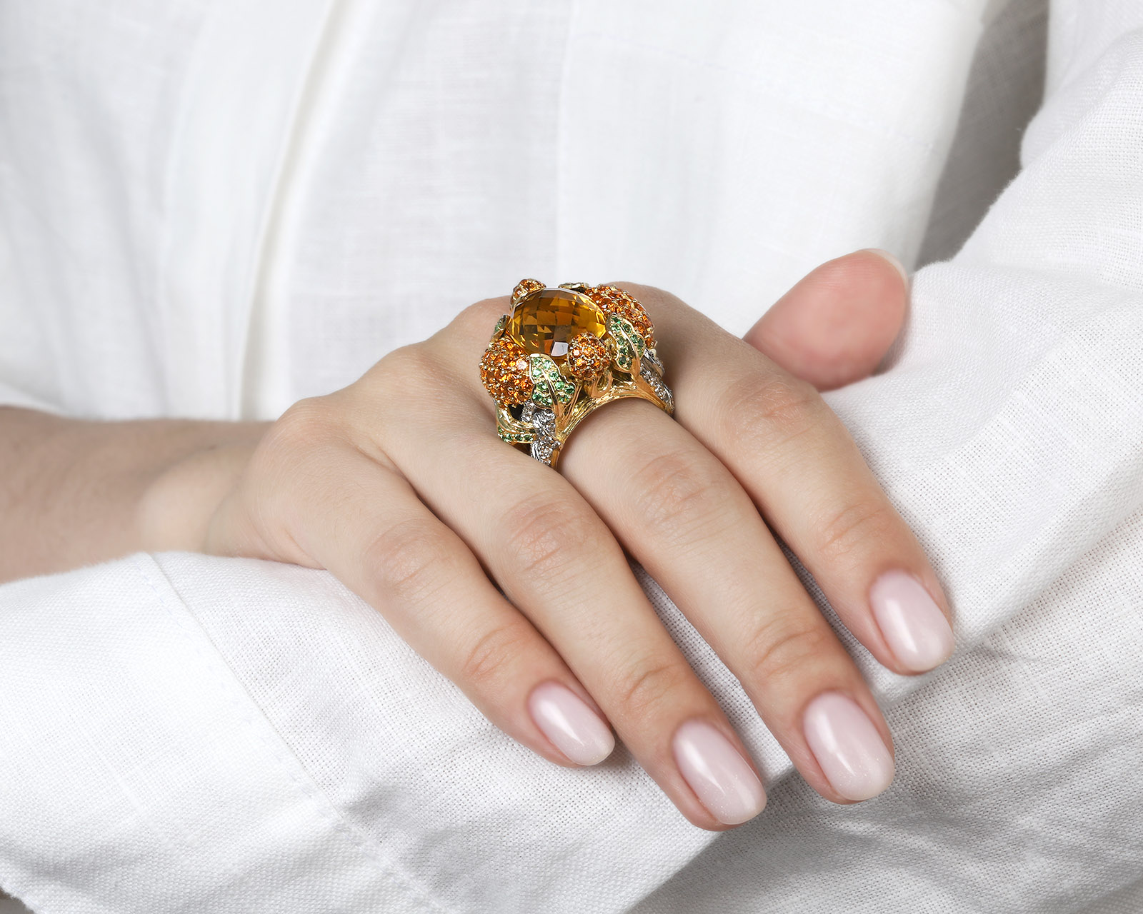 Коктейльное золотое кольцо с цветными камнями 21.95ct