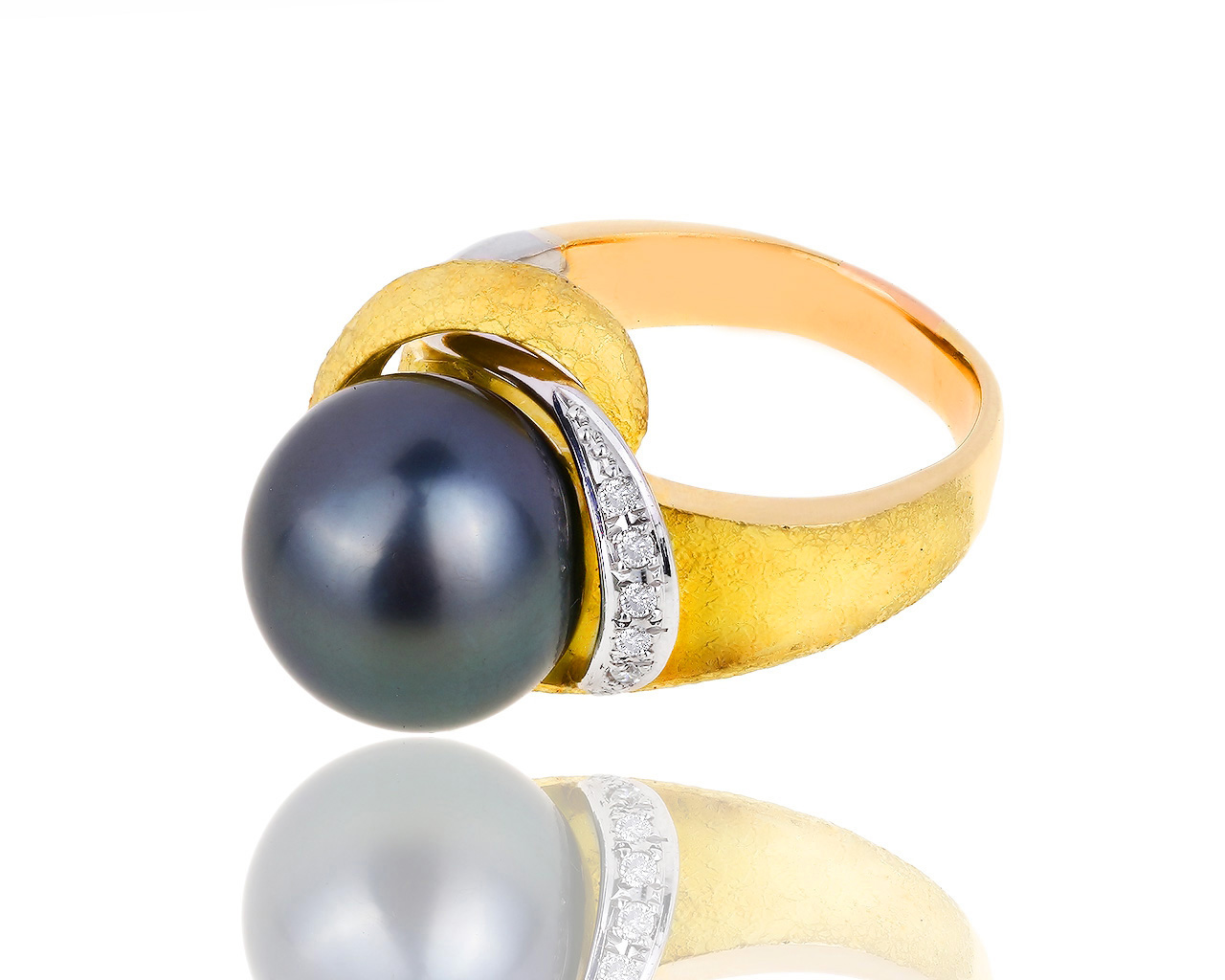 Потрясающее золотое кольцо с бриллиантами и жемчугом
