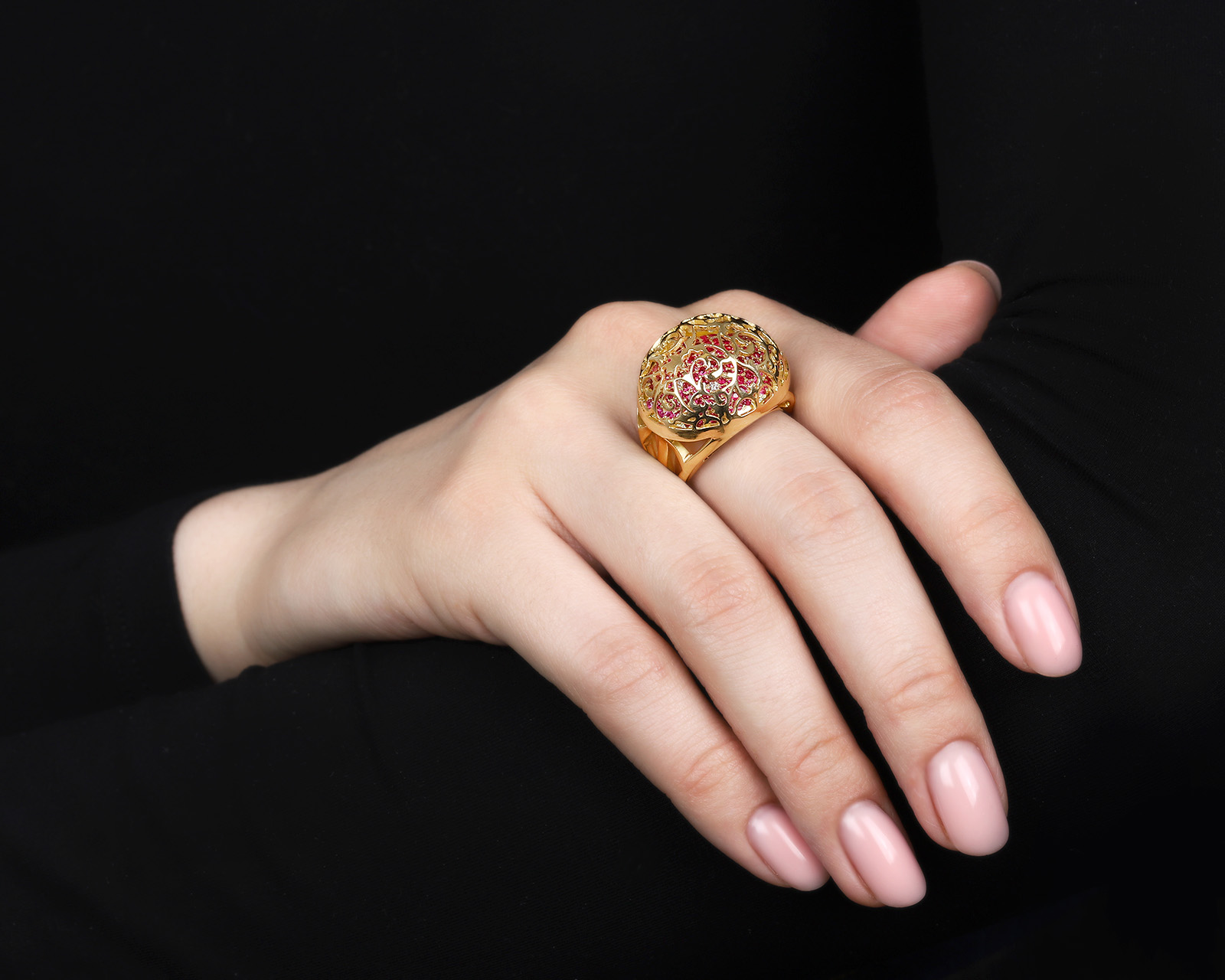 Женственное золотое кольцо с сапфирами 3.63ct
