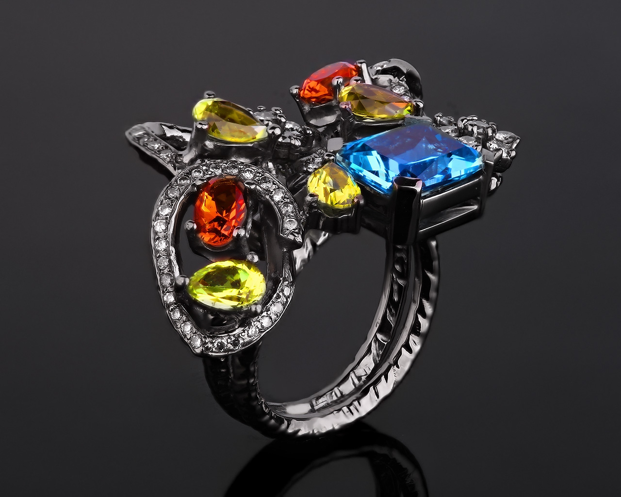 Коктейльное золотое кольцо с цветными камнями