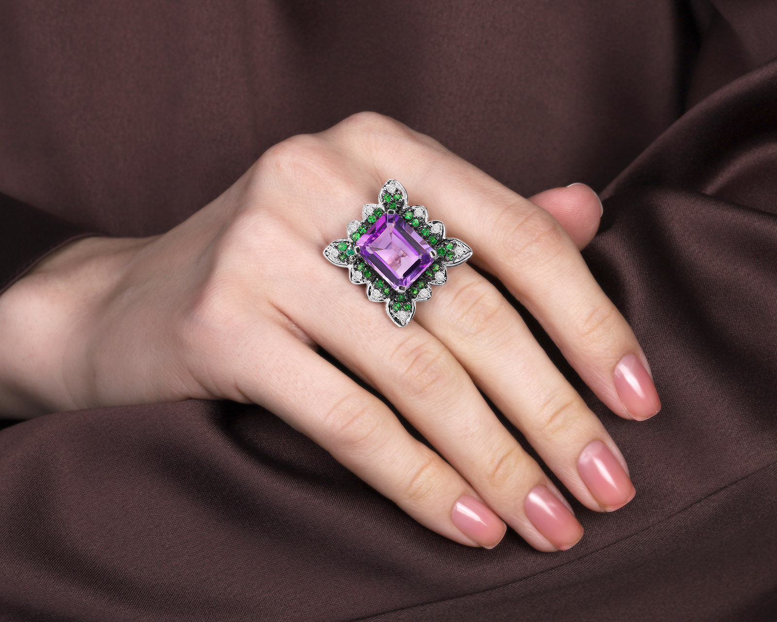 Золотое кольцо с аметистом 9.35ct и тсаворитами 0.80ct