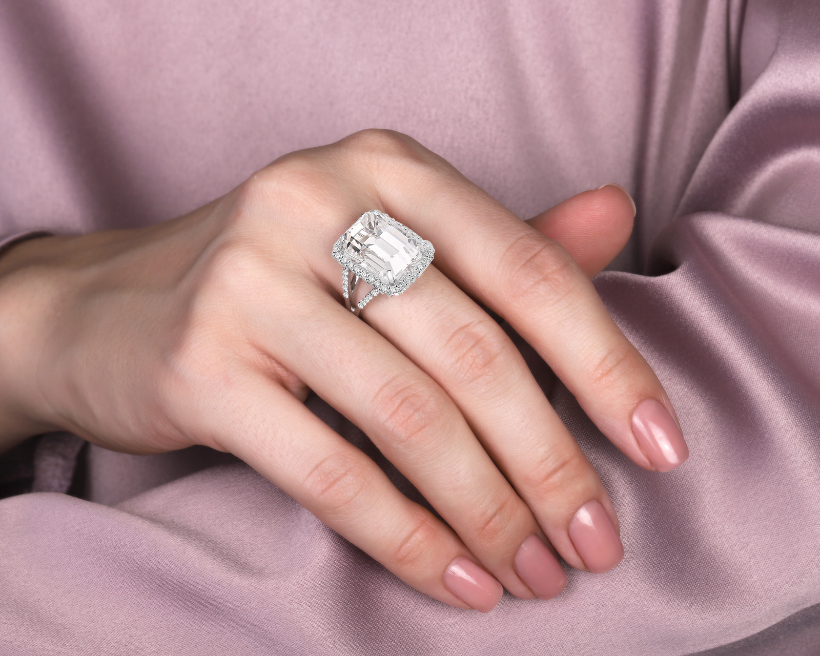 Золотое кольцо с данбуритом 9.61ct и бриллиантами 0.50ct