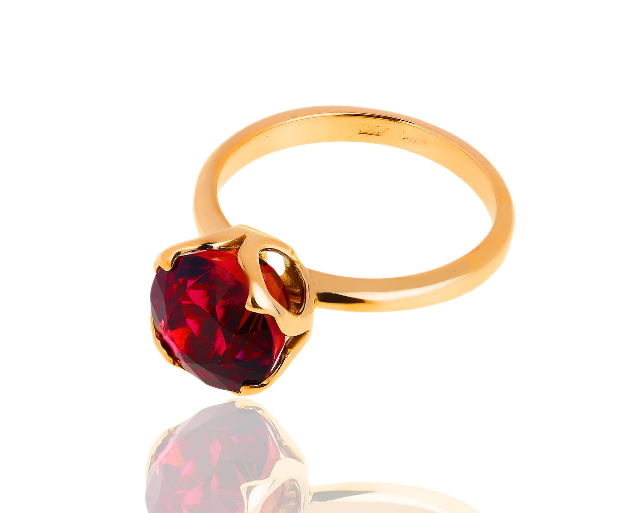 Яркое золотое кольцо с красным турмалином