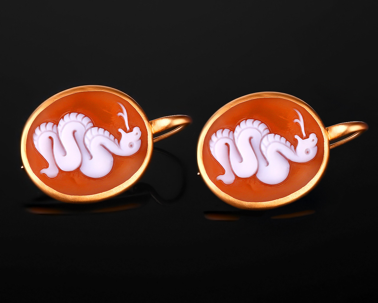 Искусные золотые серьги Pomellato Eva Snake Cameo 021017/2