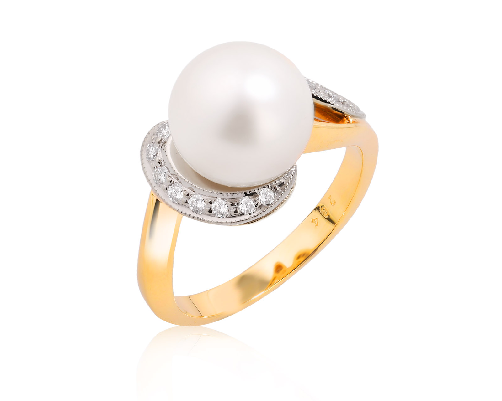 Золотое кольцо с жемчугом 10.45 мм и бриллиантами 0.18ct
