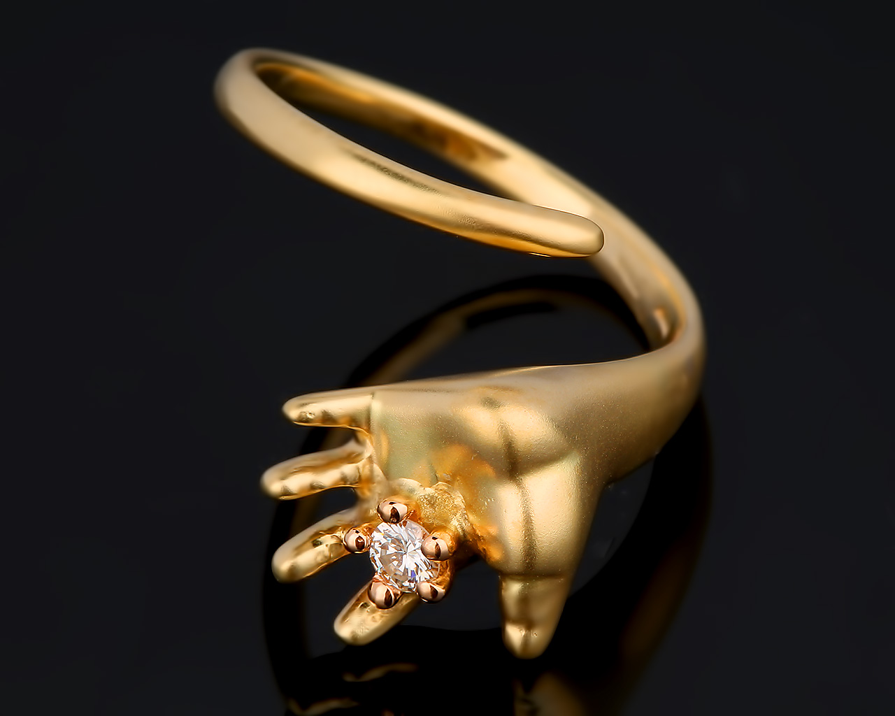 Золотое кольцо с бриллиантом ладошка младенца