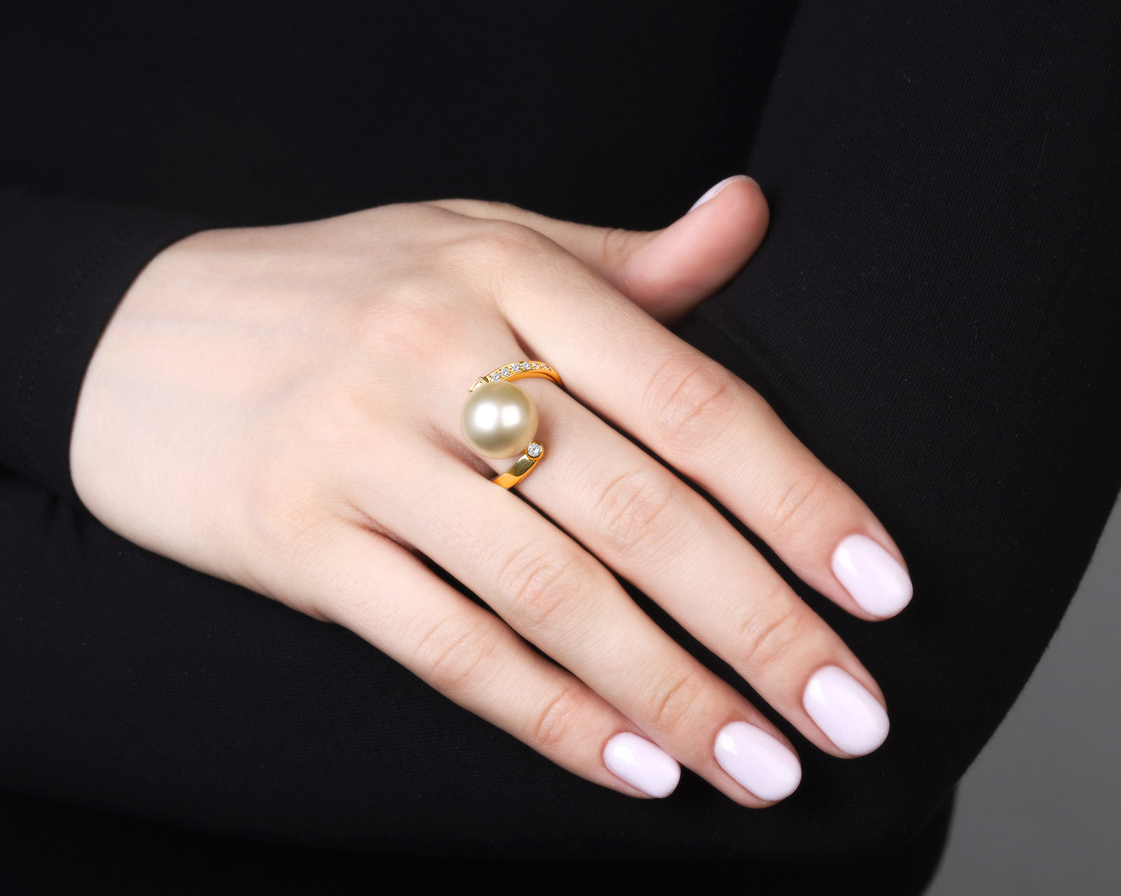 Изысканное золотое кольцо с жемчугом 13.00 мм