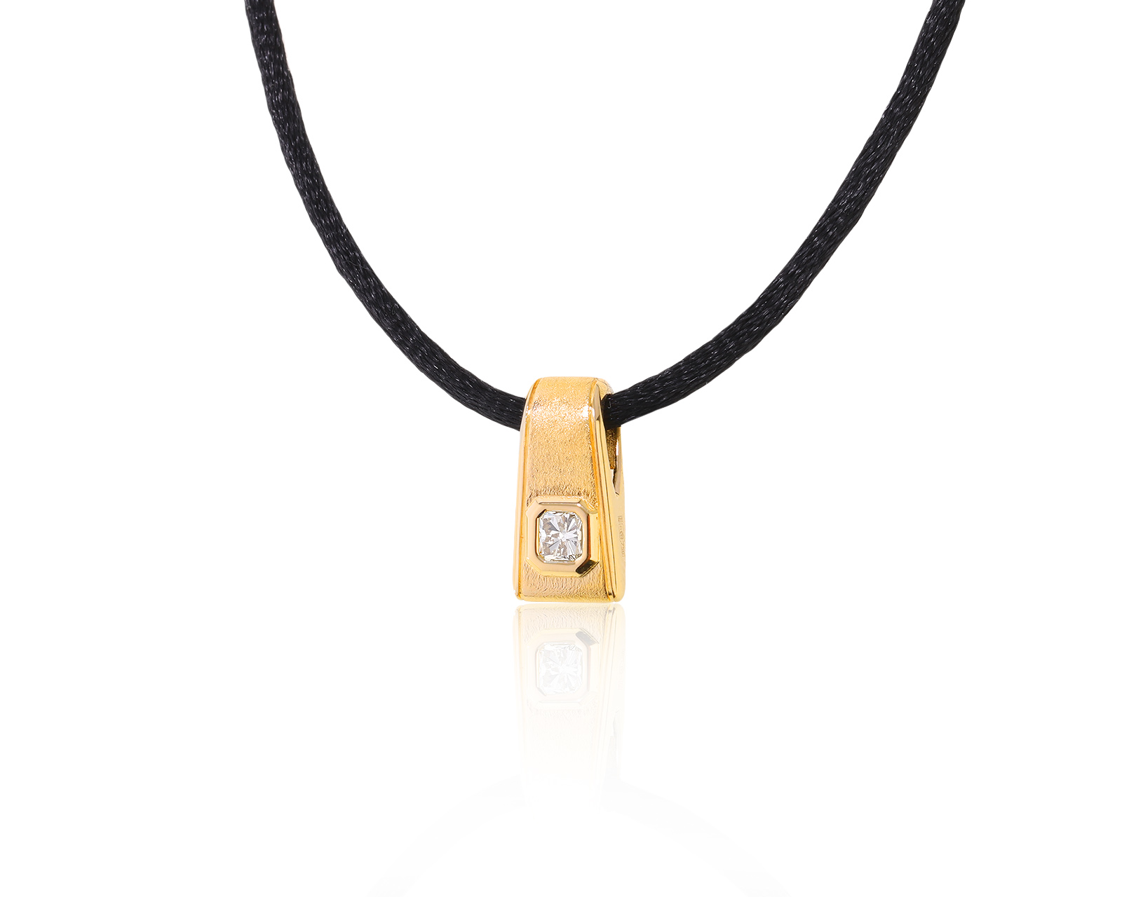 Красивый золотой кулон с бриллиантом 0.36ct