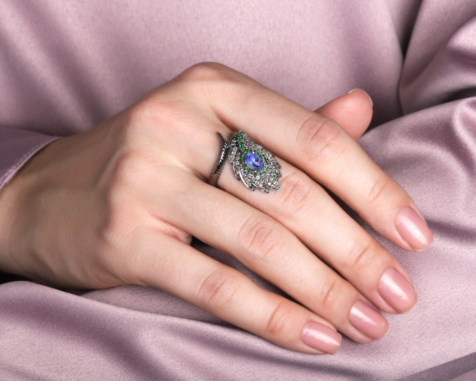 Золотое кольцо с танзанитом 0.74ct и бриллиантами 0.74ct