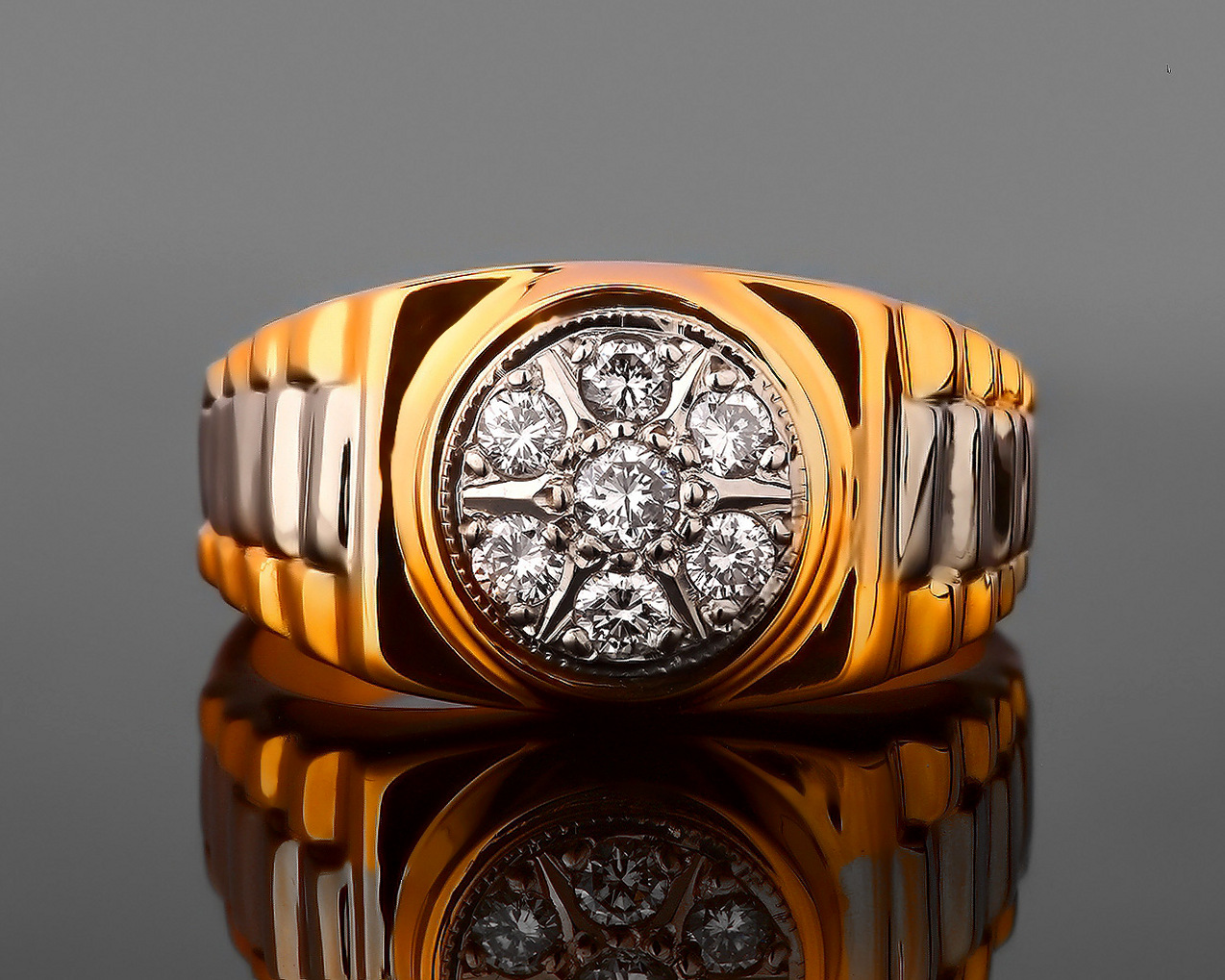 Достойное золотое кольцо-печатка с бриллиантами 280517/4