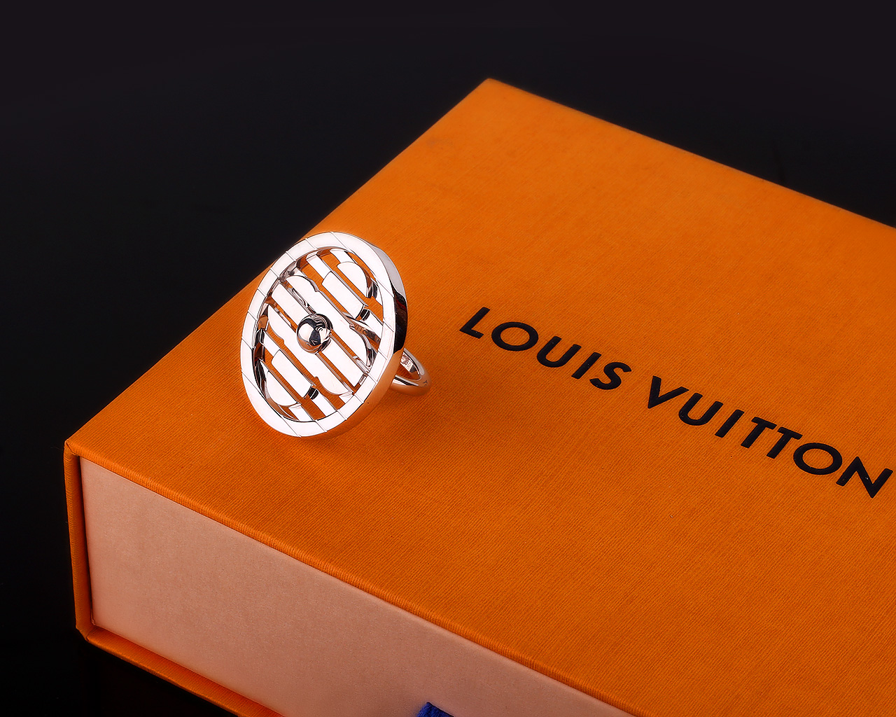 Золотое кольцо Louis Vuitton Large Flower
