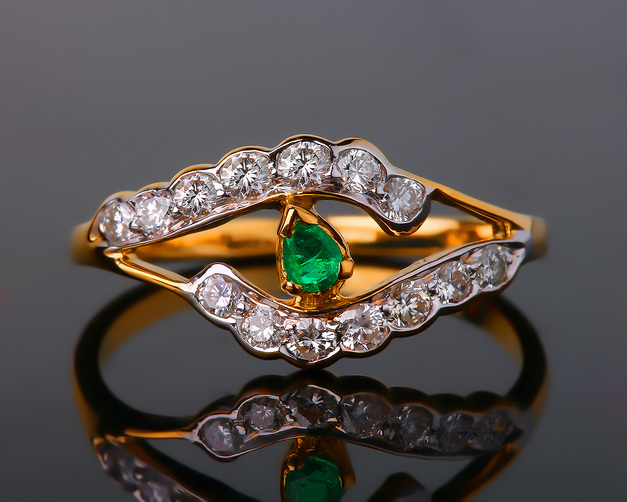 Золотое кольцо с бриллиантами и изумрудом 101016/1