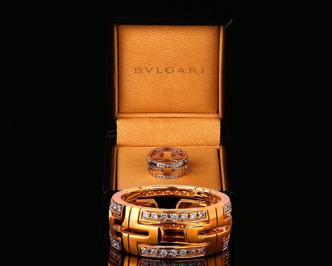 Изумительное золотое кольцо Bvlgari Parentesi