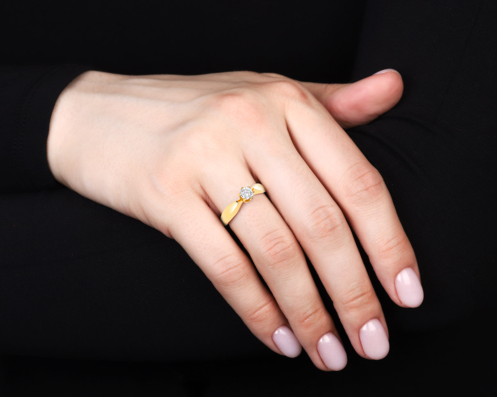 Нарядное золотое кольцо с бриллиантом 0.32ct