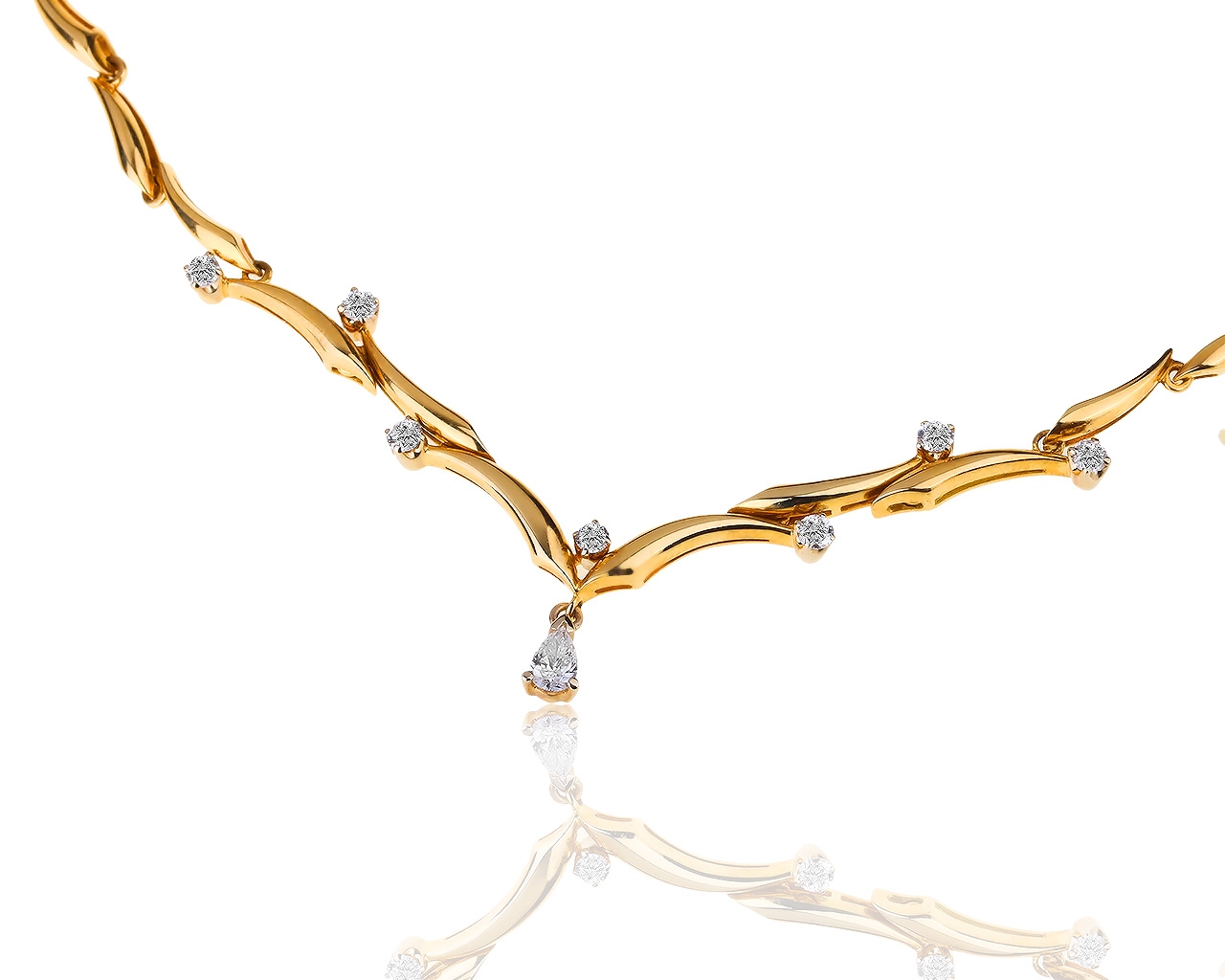 Красивое золотое колье с бриллиантами 0.84ct