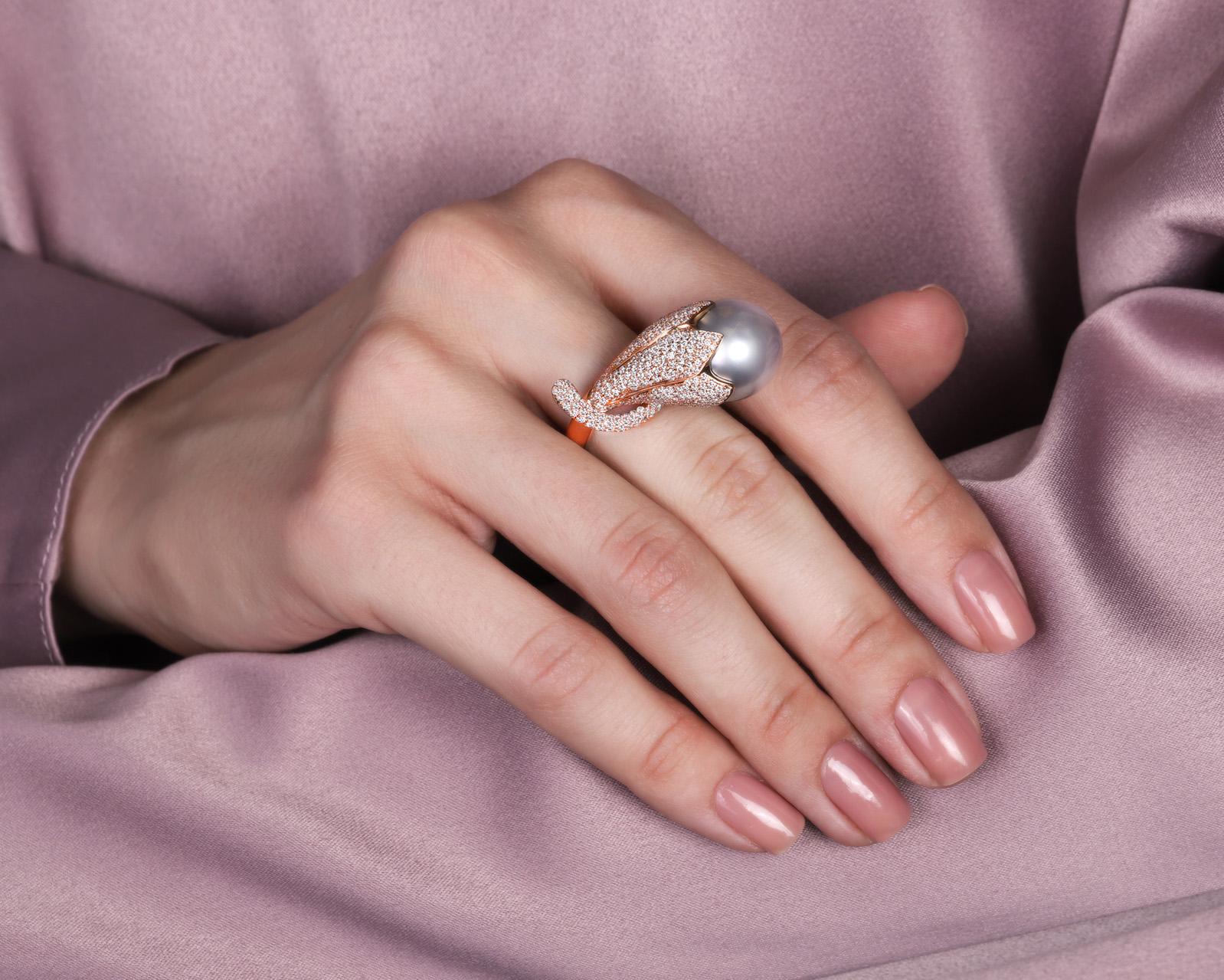 Золотое кольцо с жемчугом и бриллиантами 1.52ct