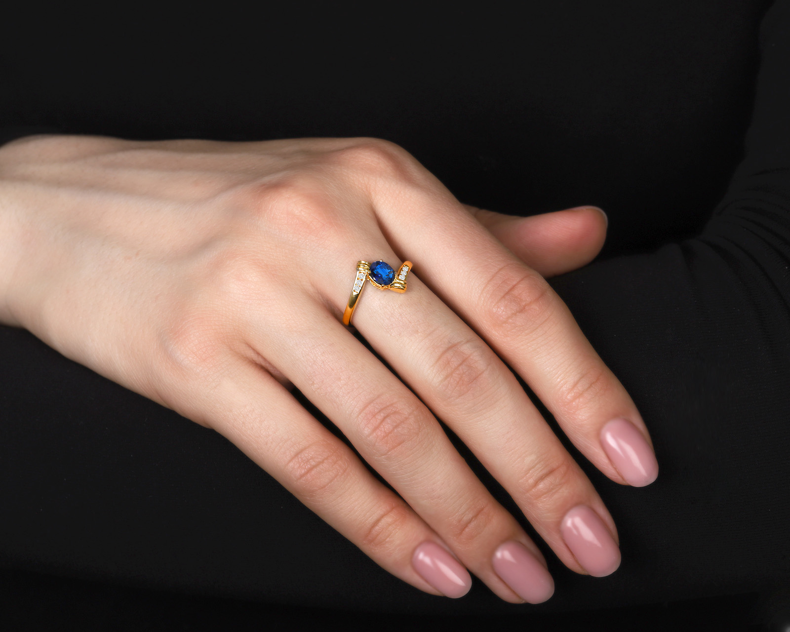 Золотое кольцо с сапфиром 0.75ct и бриллиантами 0.06ct