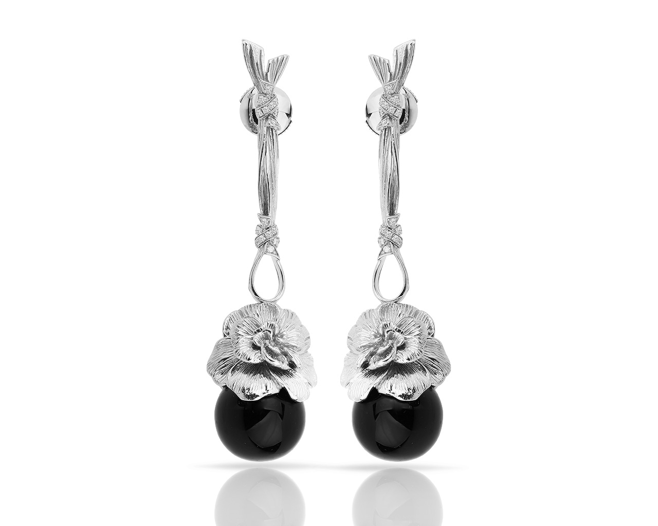 Золотые серьги с ониксом Carrera y Carrera Gardenias Золотые серьги с ониксом Carrera y Carrera Gardenias