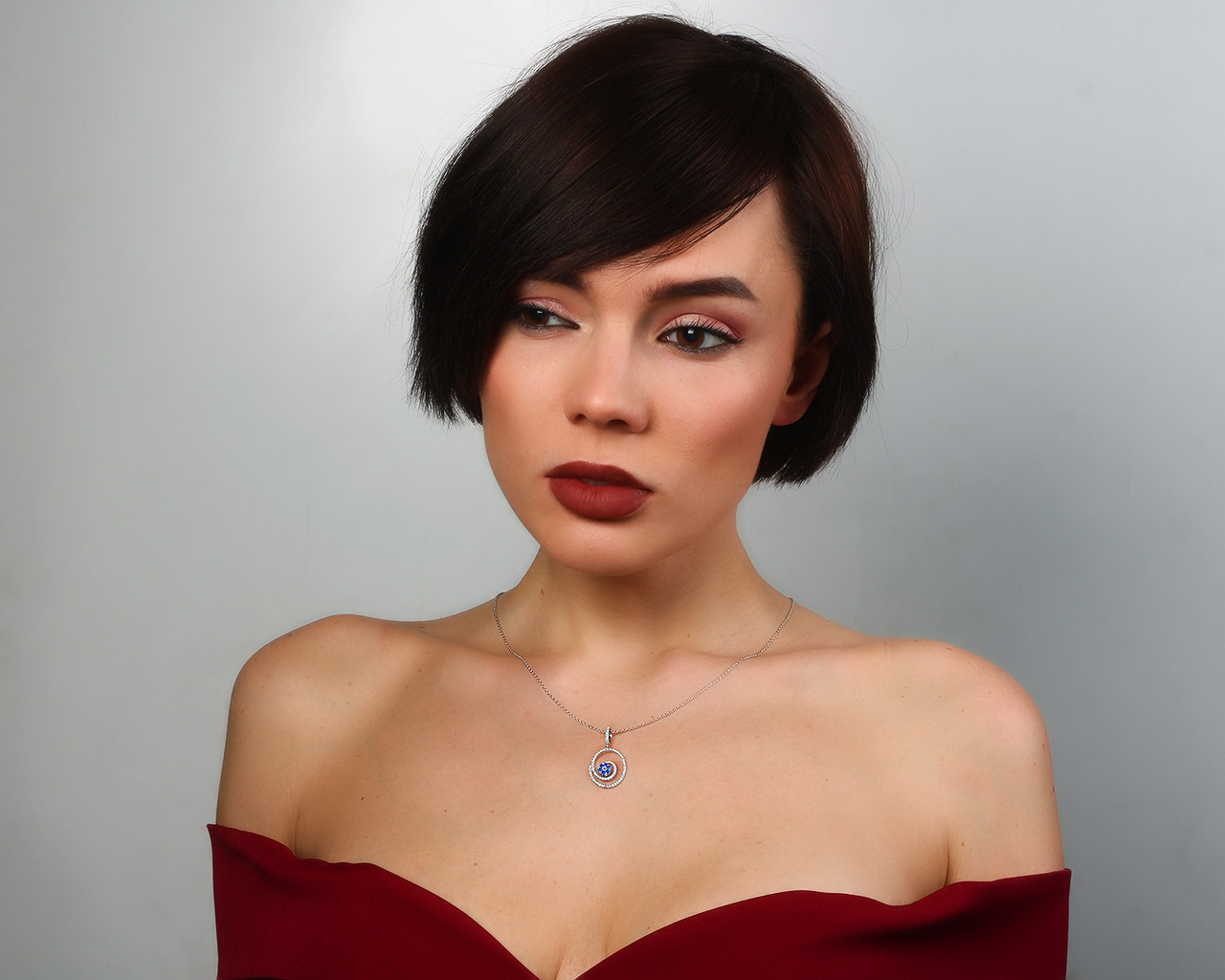 Утонченная бриллиантовая подвеска и сапфирами