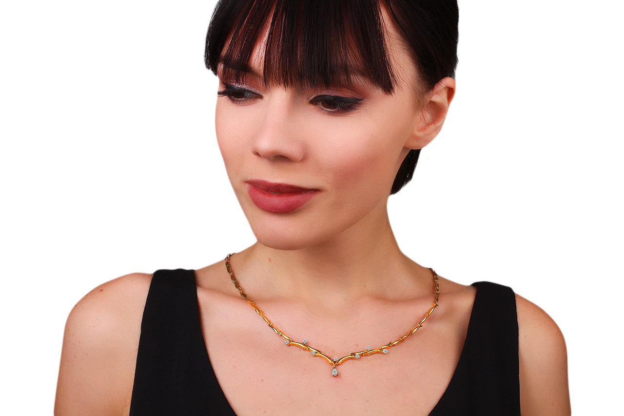 Красивое золотое колье с бриллиантами 0.84ct