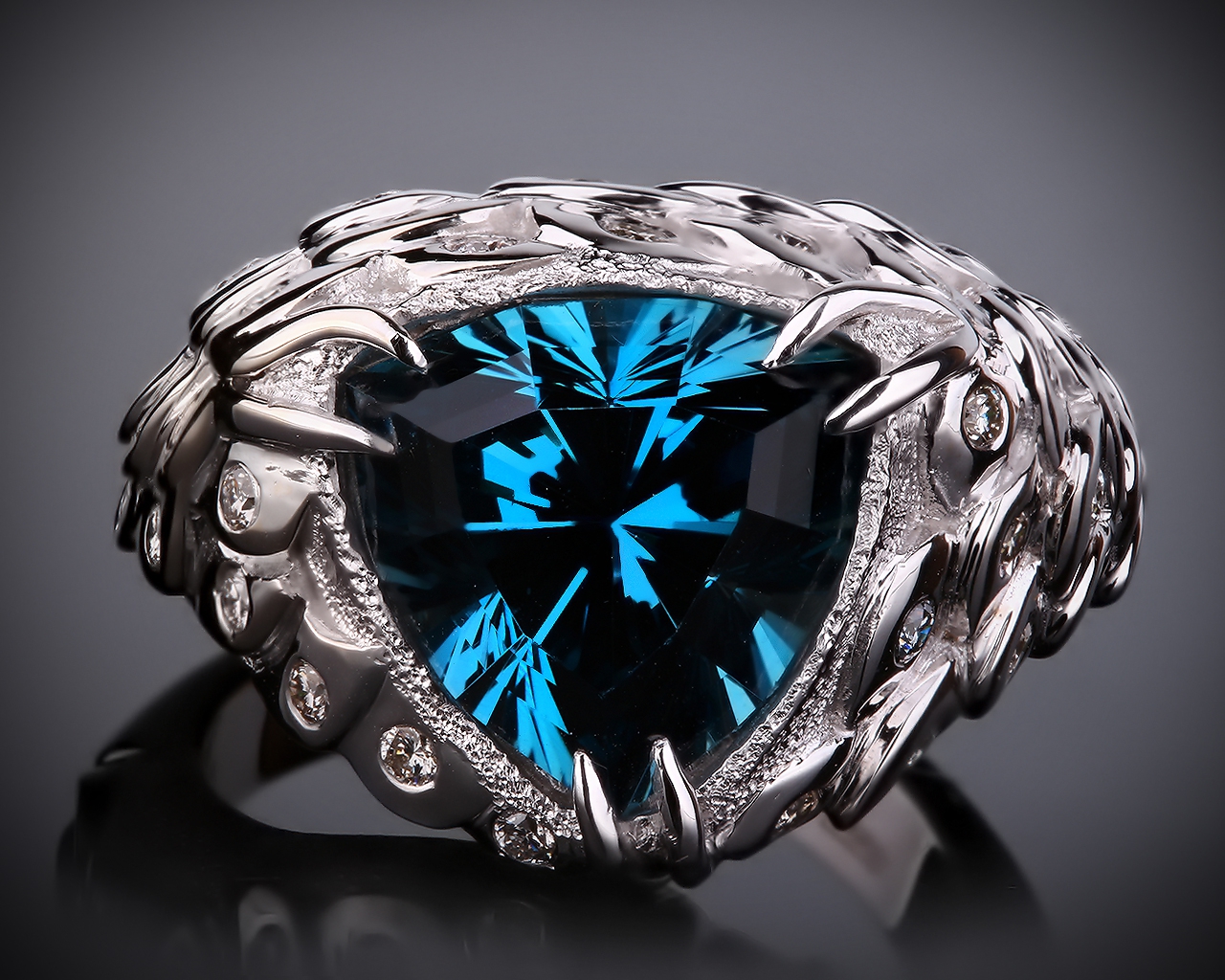 Фееричное золотое кольцо с бриллиантами и топазом 251116/5