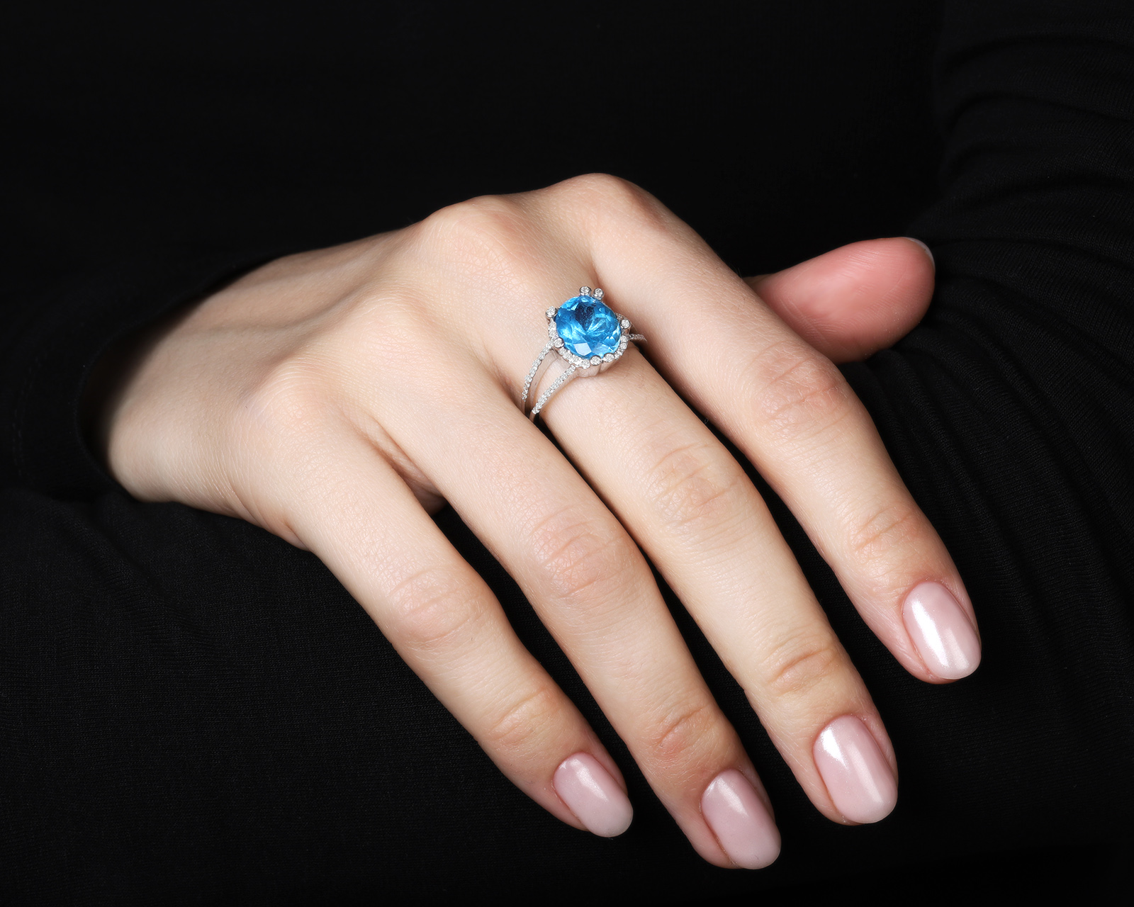 Золотое кольцо с голубым топазом 3.66ct