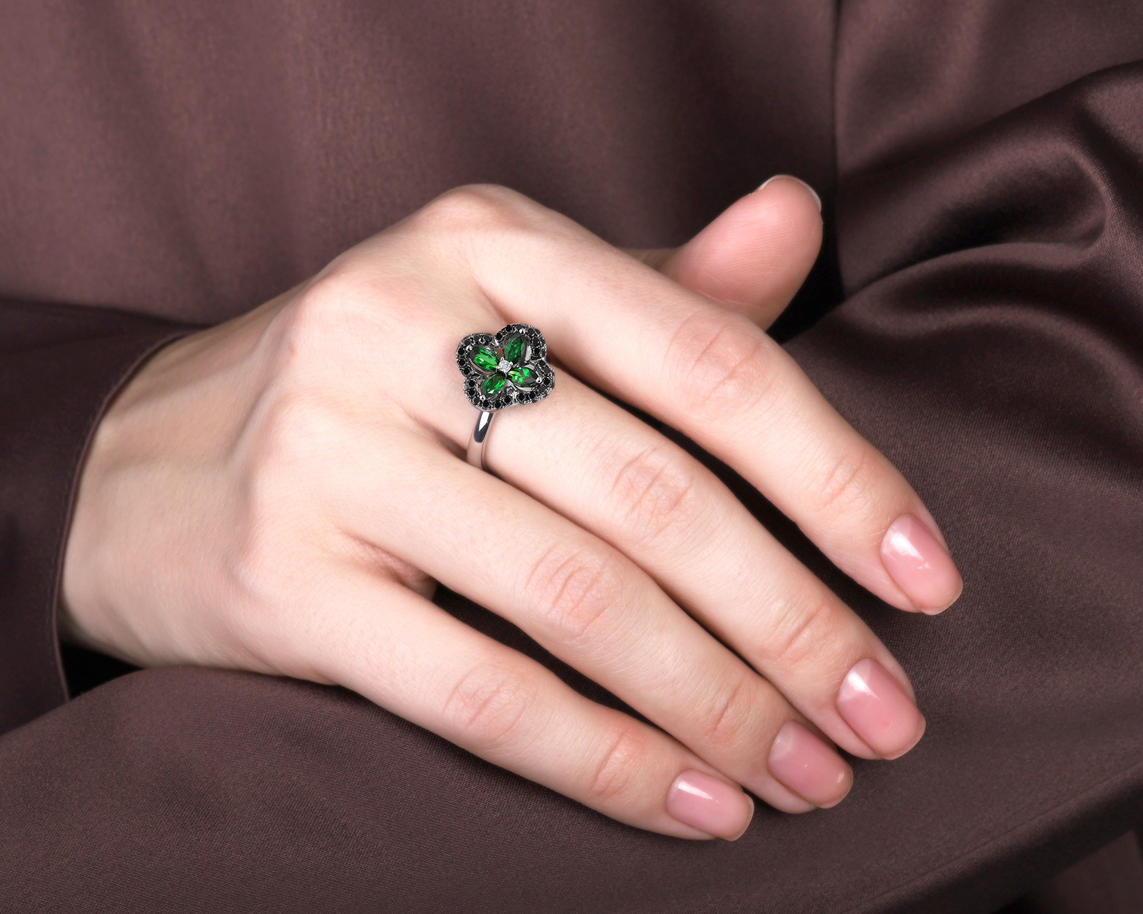 Золотое кольцо с тсаворитами 0.87ct и бриллиантами 0.45ct