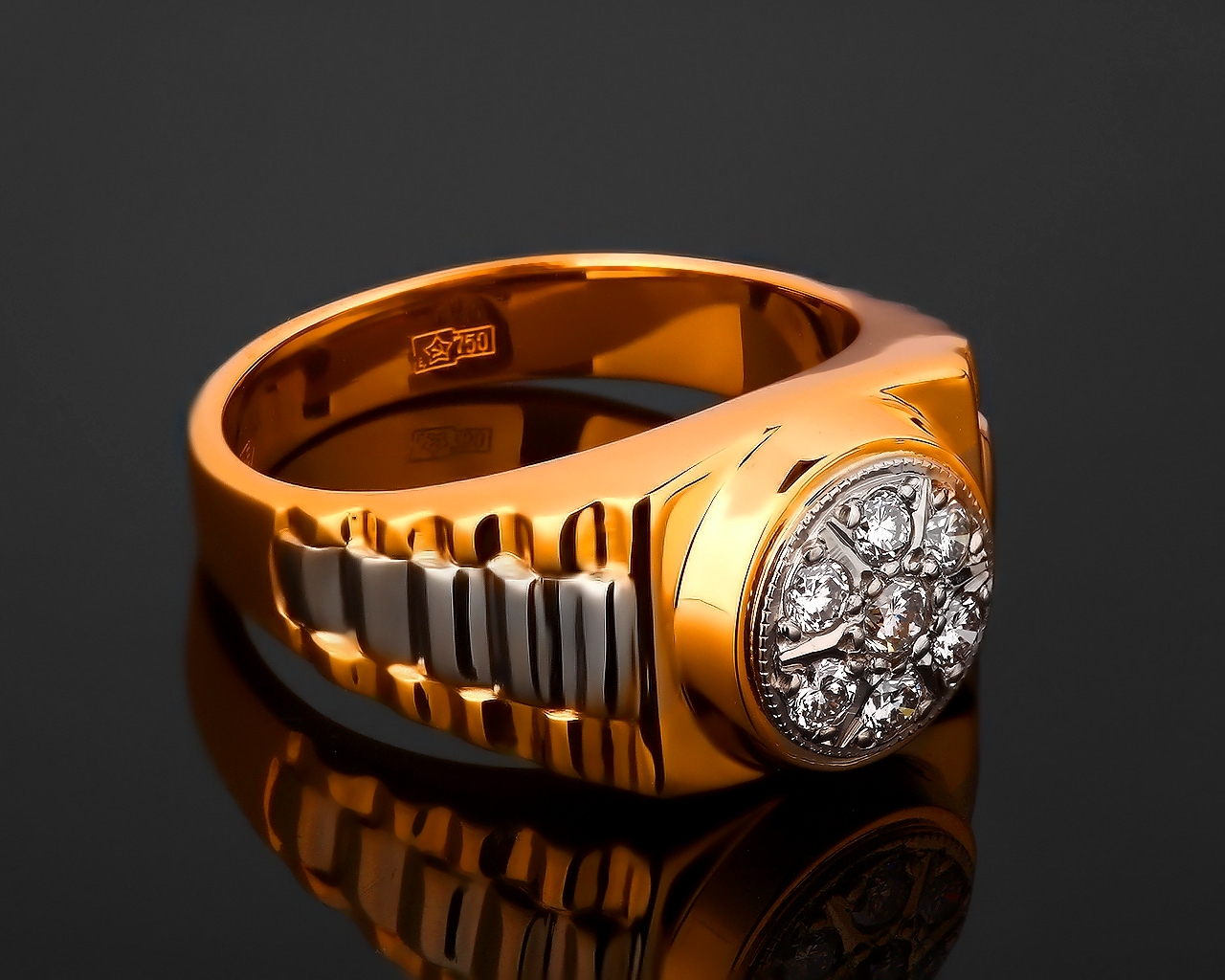 Достойное золотое кольцо-печатка с бриллиантами