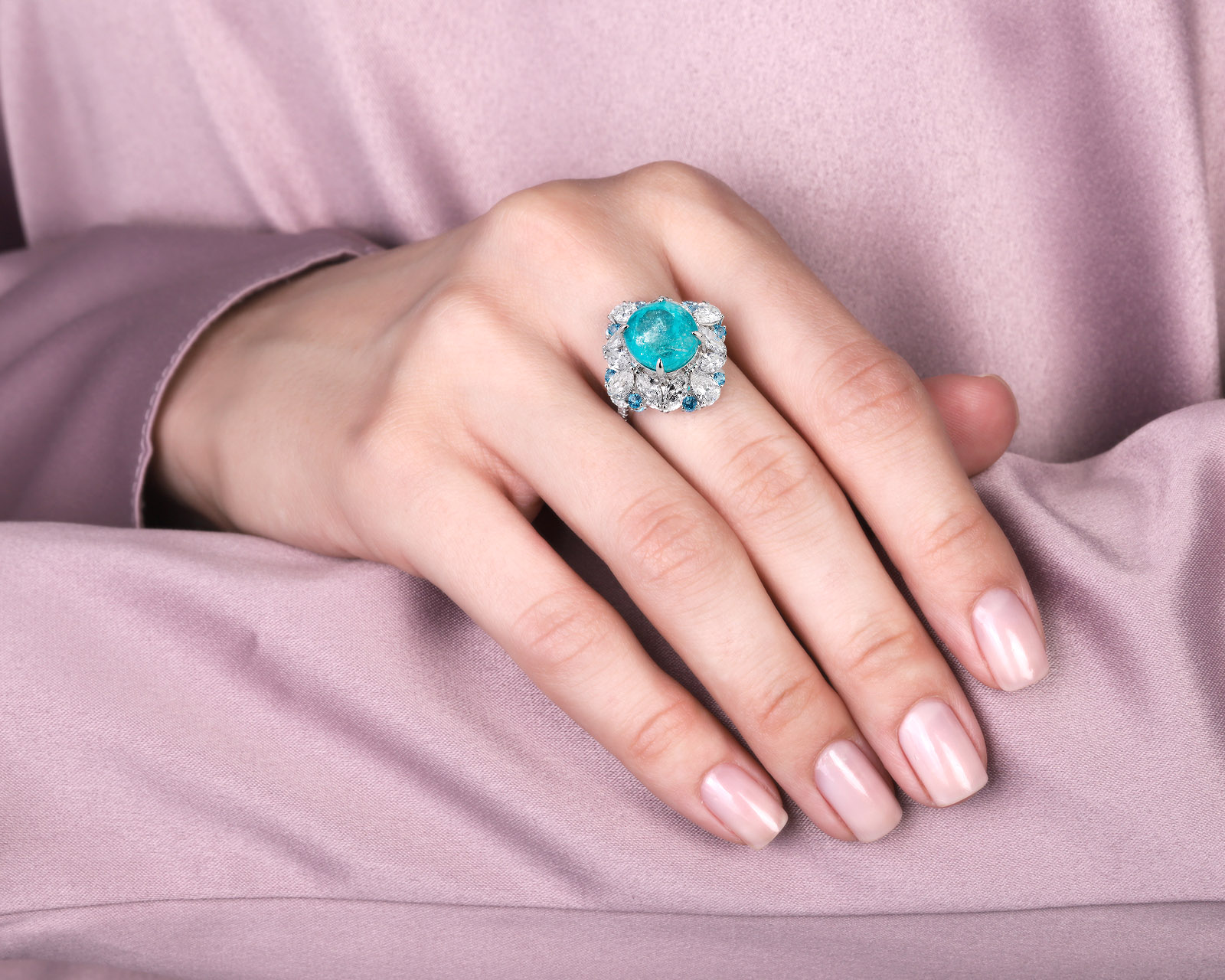 Платиновое кольцо с турмалином параиба 5.58ct и топазами 0.32ct