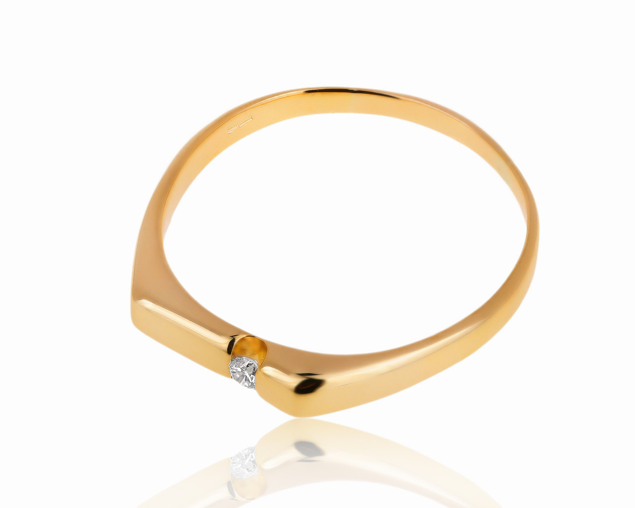 Красивое золотое кольцо с бриллиантом 0.06ct