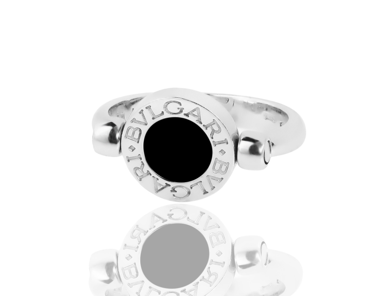 Золотое кольцо с ониксом и бриллиантами 0.10ct Bvlgari