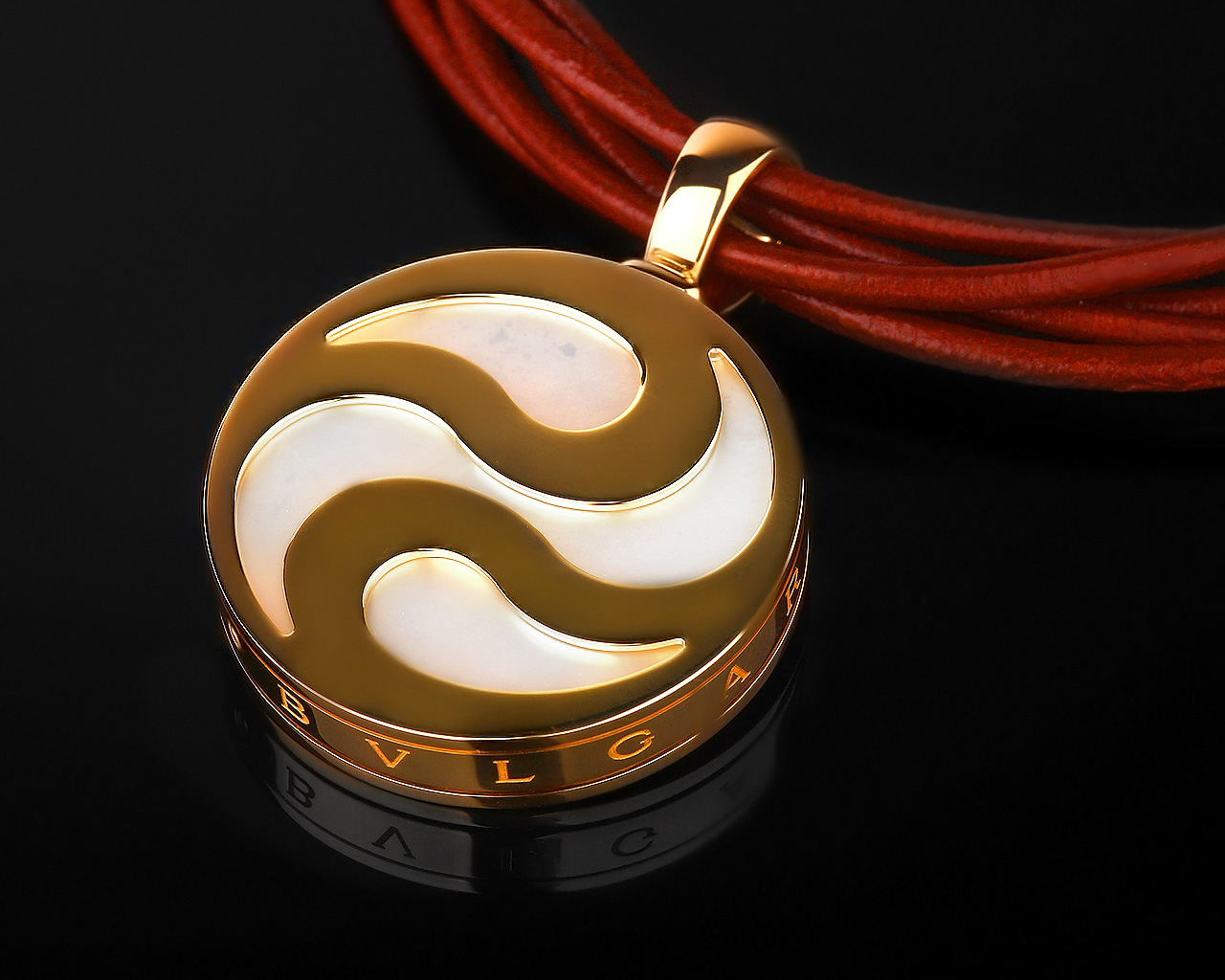 Золотая подвеска с перламутром Bvlgari Optical 150817/3