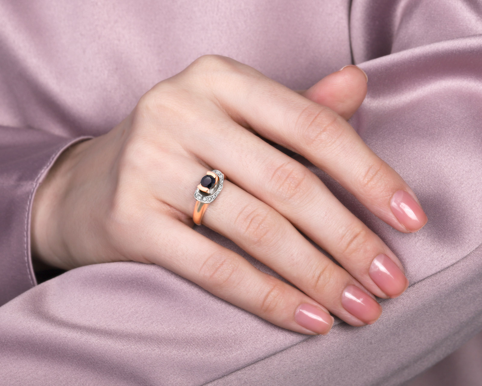 Золотое кольцо с сапфиром 0.60ct и бриллиантами 0.19ct