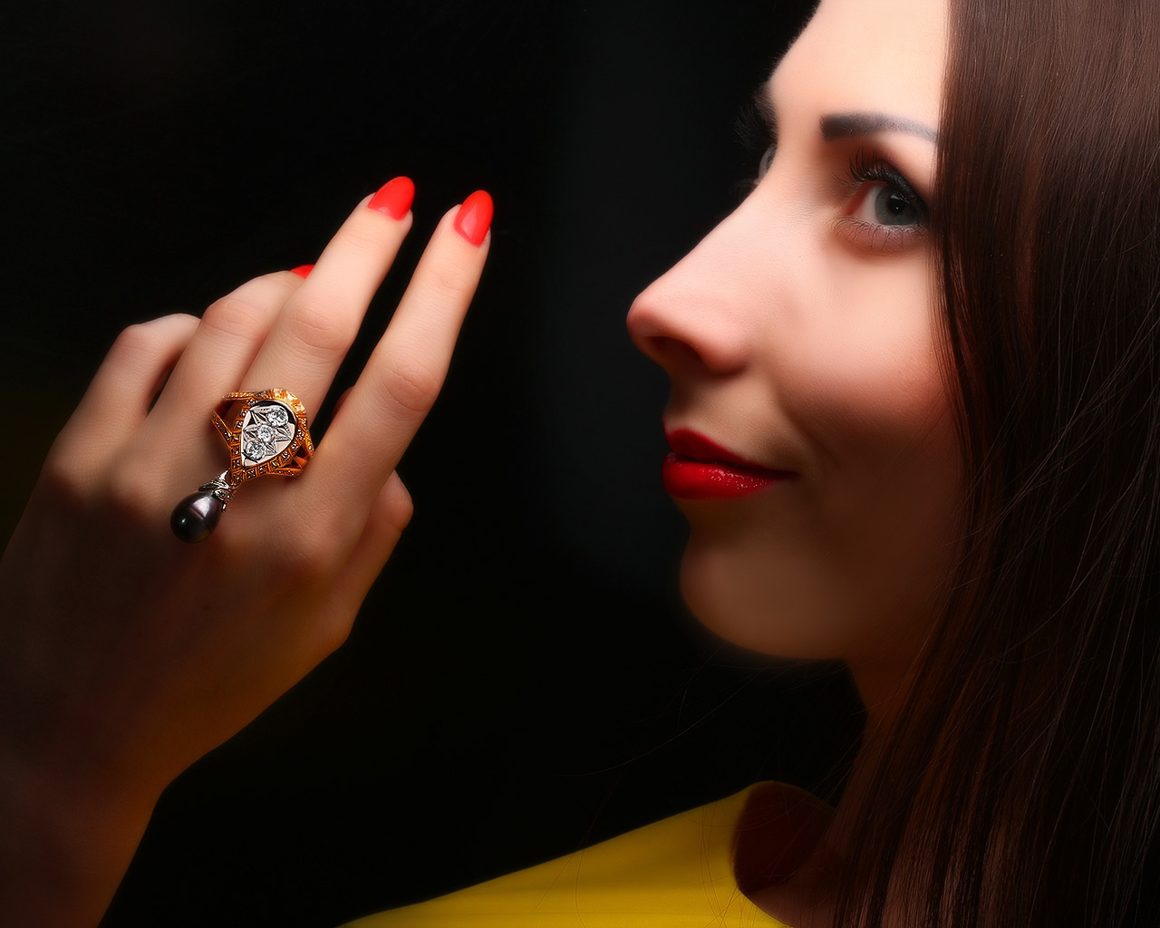 Необычное бриллиантовое кольцо с черным жемчугом