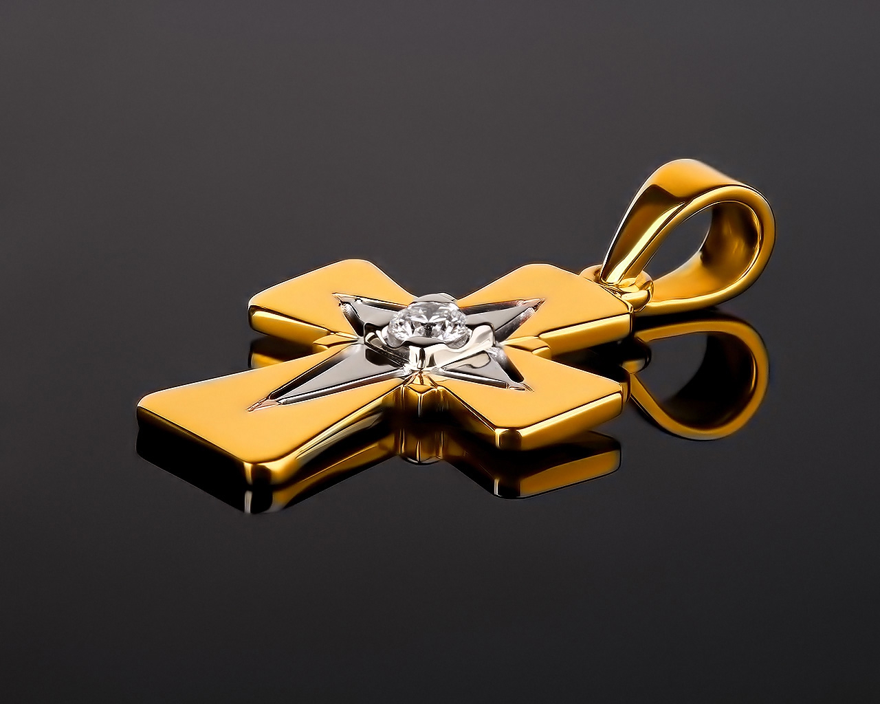 Неординарный золотой крест с бриллиантом 0.24ct