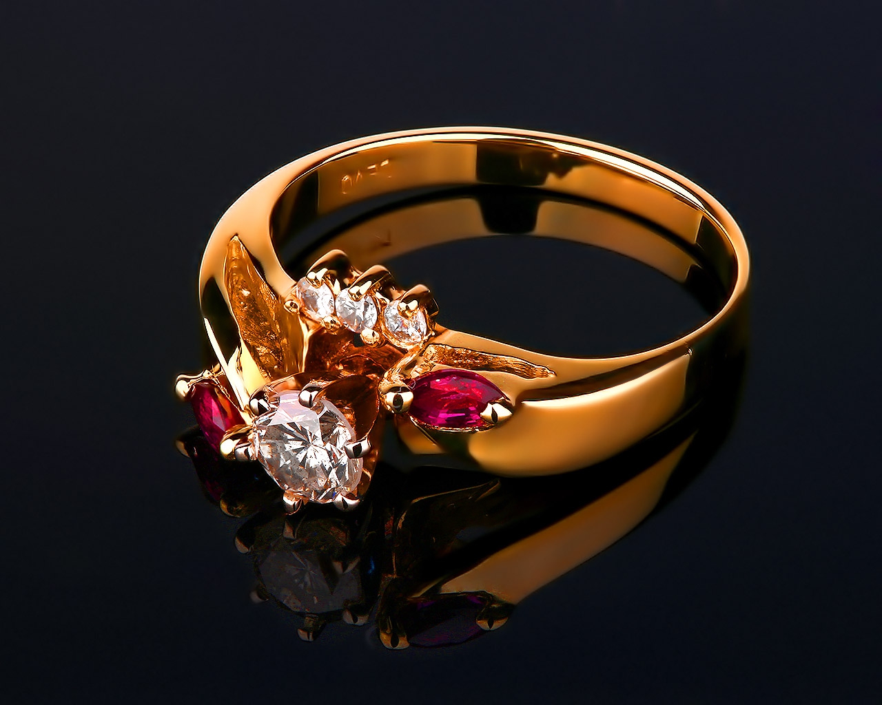 Золотое кольцо с бриллиантами 0.38ct и гранатами