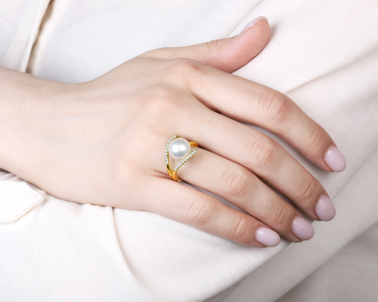 Романтичное золотое кольцо с жемчугом 10.50 мм