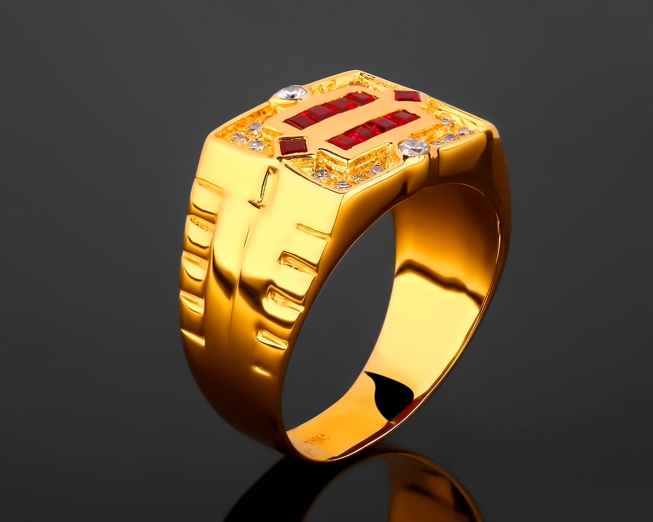 Золотое кольцо-печатка с рубинами и бриллиантами