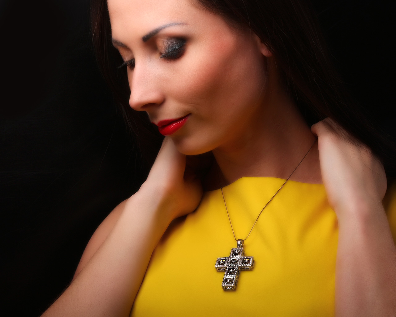 Нарядный золотой крест с бриллиантами 3.20ct