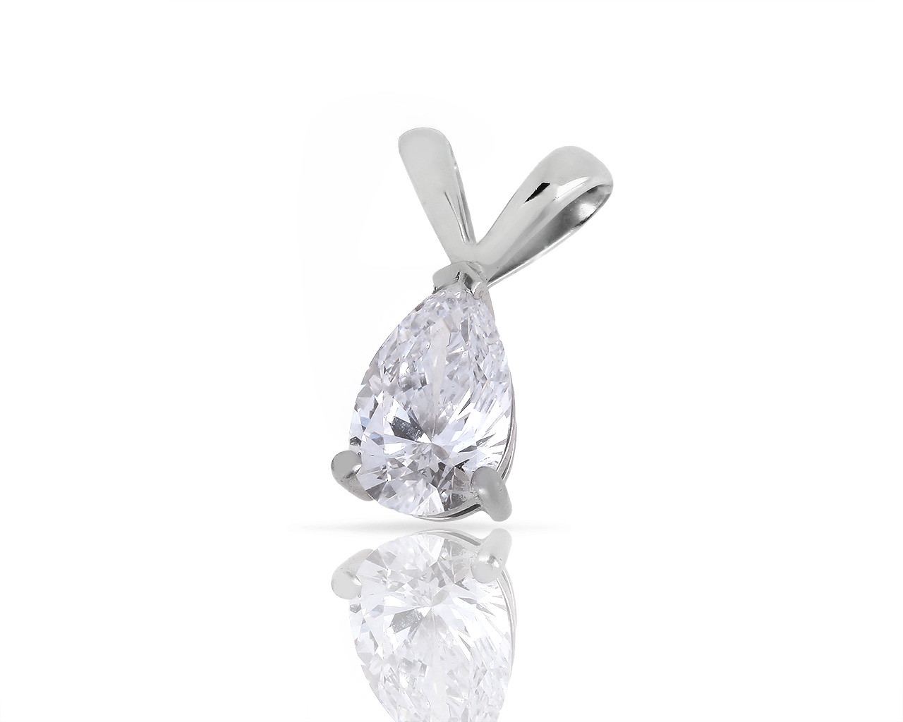 Чудесный золотой кулон с бриллиантом 0.90ct Сертификат МГУ Чудесный золотой кулон с бриллиантом 0.90ct Сертификат МГУ