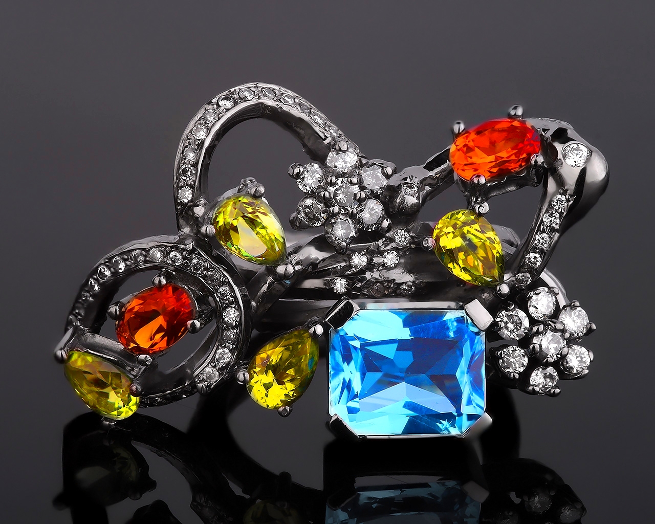 Коктейльное золотое кольцо с цветными камнями 240118/1