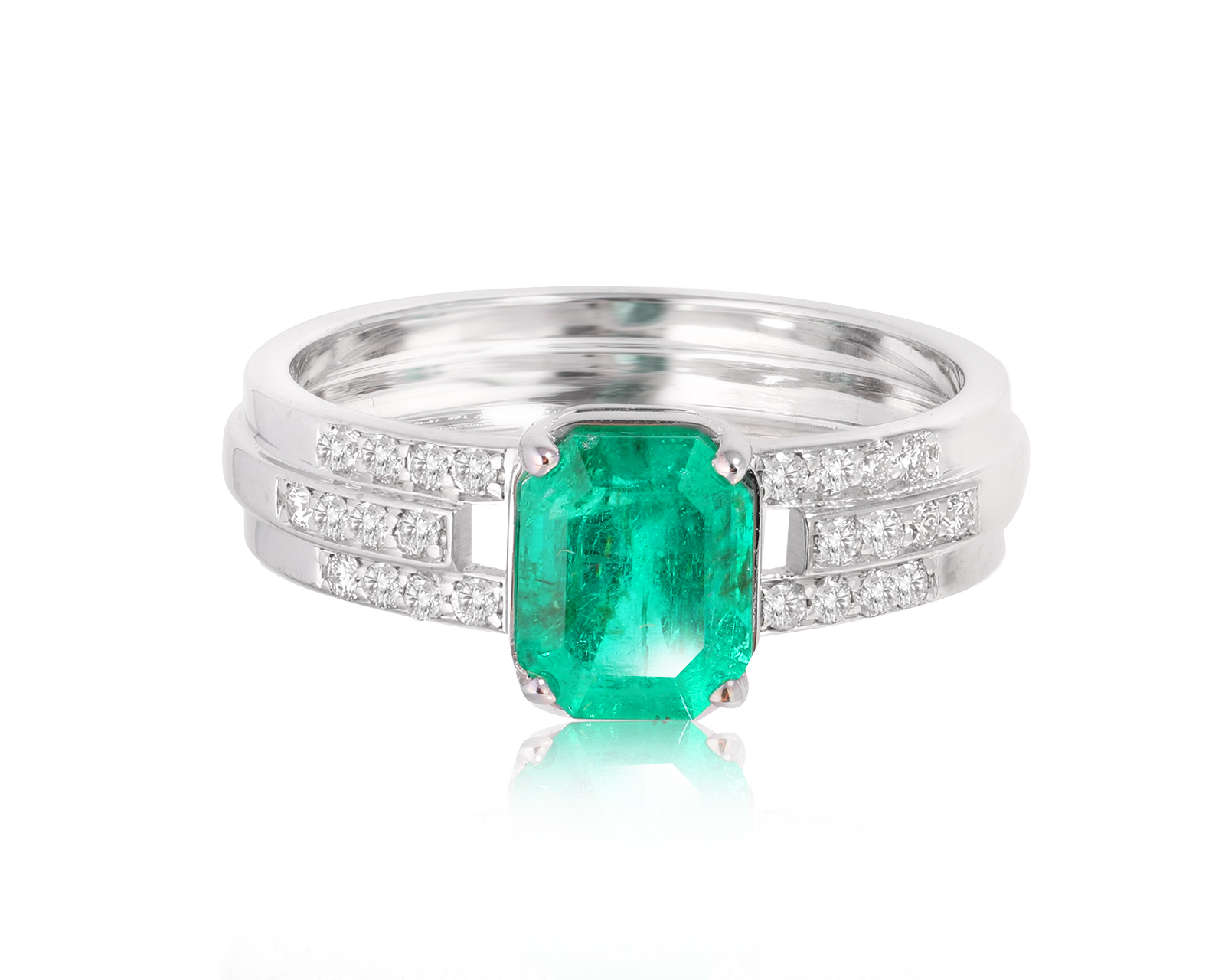 Золотое кольцо с изумрудом Урал 1.13ct и бриллиантами 0.19ct 220125/4 Золотое кольцо с изумрудом Урал 1.13ct и бриллиантами 0.19ct 220125/4