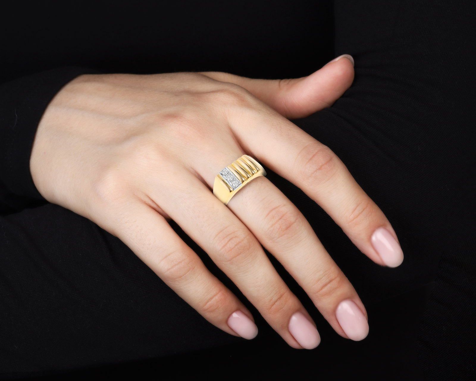 Оригинальное золотое кольцо с бриллиантами 0.10ct Damiani